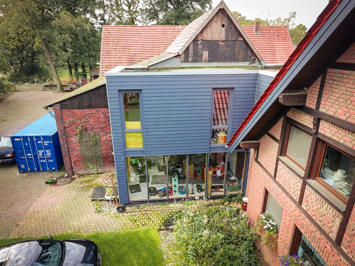 Eine Anbau mit einer Fassade und Dach von Buse Bedachungen