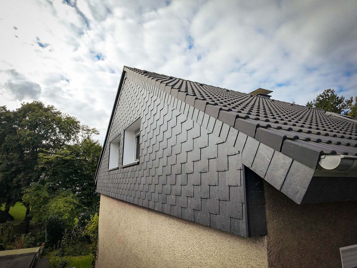 Hausfassade vollflächig mit Schiefer verkleidet