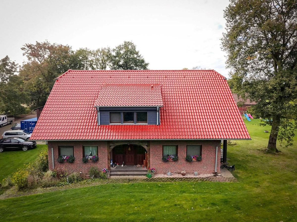 Wohnhaus mit rot gedecktem Satteldach, Frontansicht